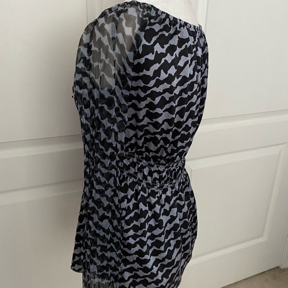 Karen Kane Gray and Black Geometric Print Top - Size Medium - Picture 11 of 14